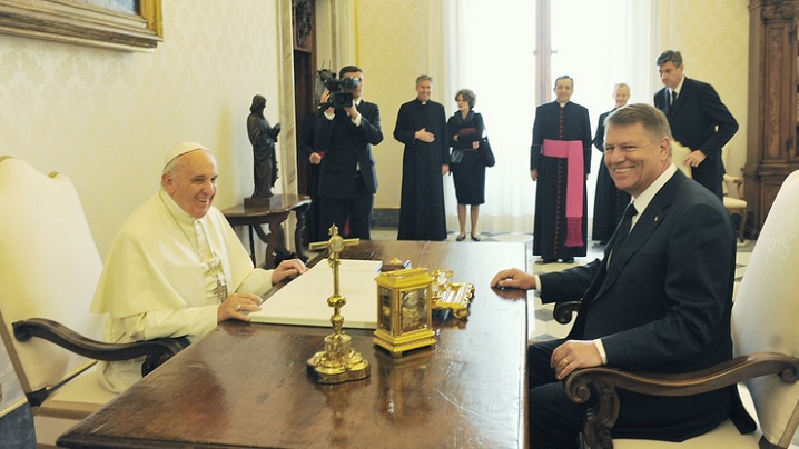 VIDEO: Președintele României, Klaus Iohannis, în vizită la Papa Francisc