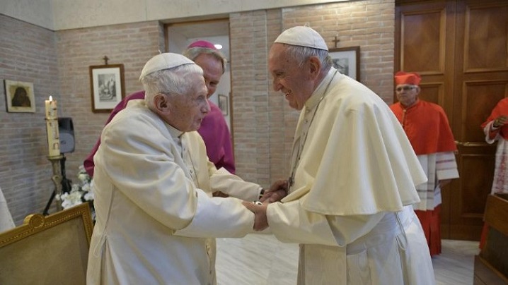 Papa Francisc, în vizită la Benedict al XVI-lea care împlinește 95 de ani