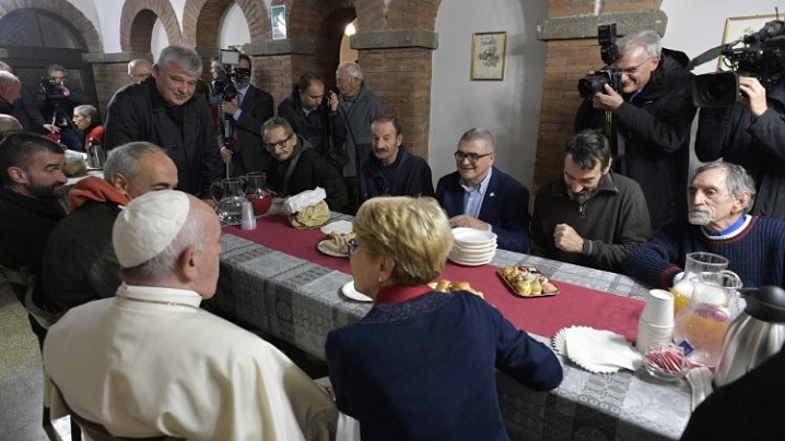 Video: Papa Francisc a vizitat dispensarul și dormitorul amenajate în Vatican pentru oamenii străzii