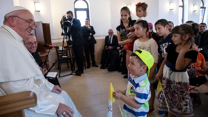 Blajul merge „Pe urmele Papei Francisc”: Prima Sfântă Împărtășanie Solemnă în comunitatea de romi din cartierul Barbu Lăutaru
