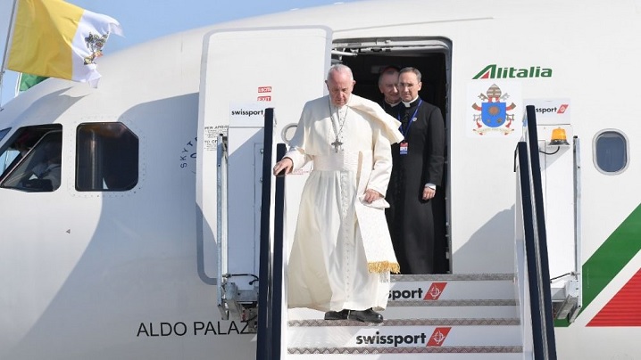 Papa Francisc a ajuns în Irlanda: ”Îmi place să stau cu familiile”