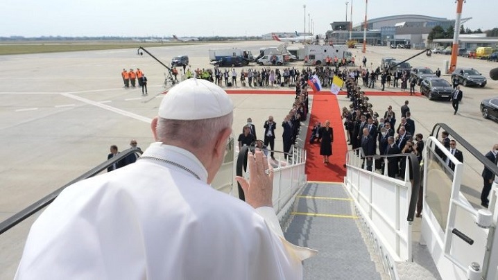 Slovacia. Papa Francisc, în avion: Avortul este omucidere; Biserica să nu fie politică, ci apropiată