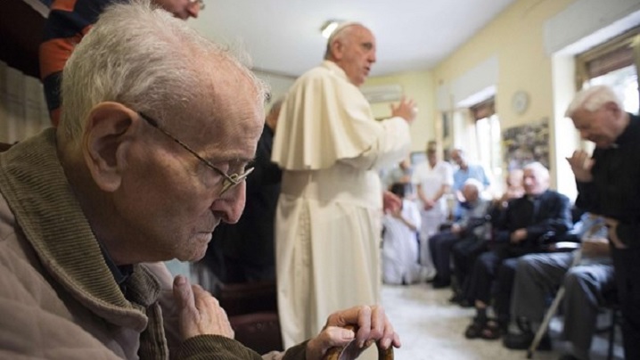 Preoți vârstnici și suferinzi vizitați de papa Francisc
