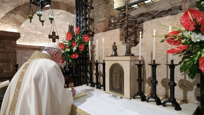 Video: Papa Francisc a semnat la Assisi noua sa enciclică ”Fratelli tutti”