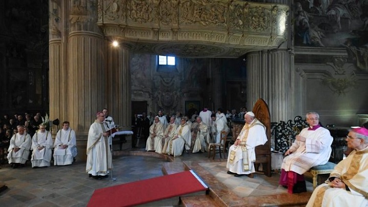 În fața răului, să nu stăm cu mâinile în buzunar: papa Francisc, la omilia Sf. Liturghii de la Asti