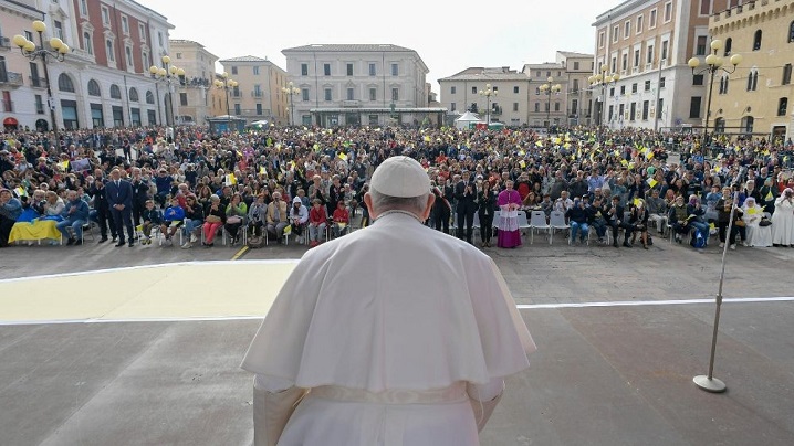 Papa Francisc, la L’Aquila: După un cutremur al pământului, să fim atenți și la un cutremur al sufletului