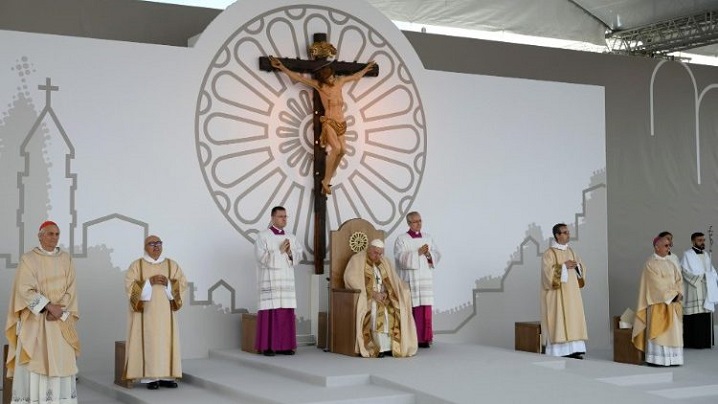 Euharistia ne arată primatul lui Dumnezeu și iubirea fraților: papa Francisc, la Matera (Italia)