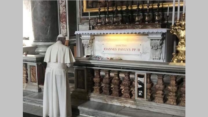 Papa Francisc se roagă la mormântul Sfântului Ioan Paul al II-lea