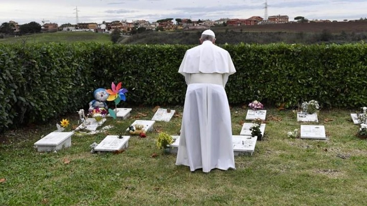 Papa la mormintele copiilor nenăscuți: este o zi de speranță