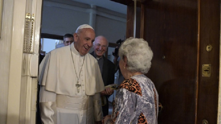 Papa Francisc în vizită la o doamnă în vârstă, care nu se poate deplasa