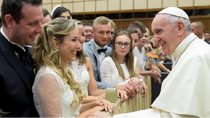 Bărbatul şi femeia chemaţi la experienţa iubirii: papa Francisc la "Angelus"