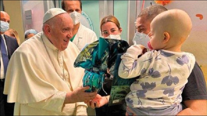 Papa Francisc a botezat un copil în timpul vizitei în secţiile de oncologie pediatrică şi neurochirurgie din spital