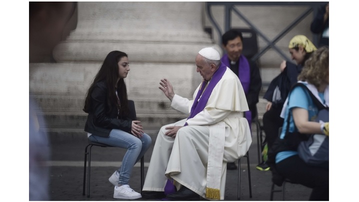 FOTO: Papa a coborât în piață pentru a spovedi adolescenți