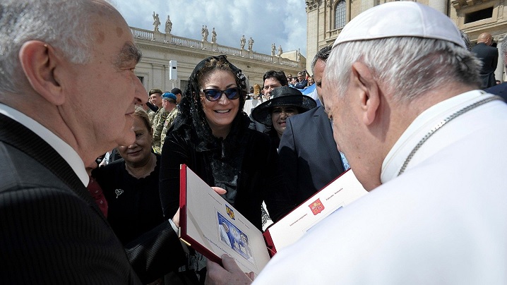 Papa Francisc a salutat delegația Romfilatelia și așteaptă cu nerăbdare să vină în România