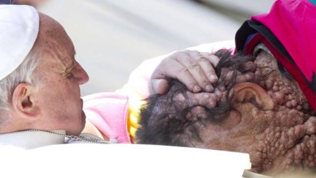 Imaginea emoționantă a unui bărbat grav bolnav în brațele Papei Francisc