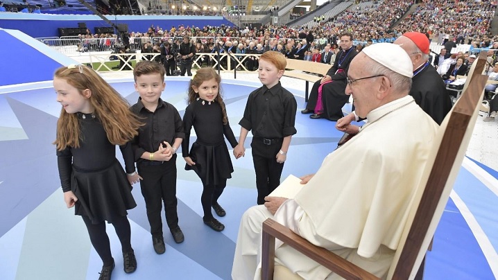 Prin iubire și iertare evitați ”războiul rece” din familie: papa Francisc, la Sărbătoarea familiilor