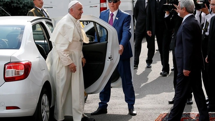 Papa Francisc folosește Dacia Logan