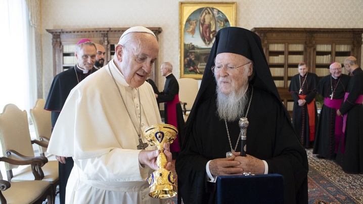 Papa Francisc, patriarhului Bartolomeu: Omenirea are nevoie de apropierea dintre Bisericile noastre