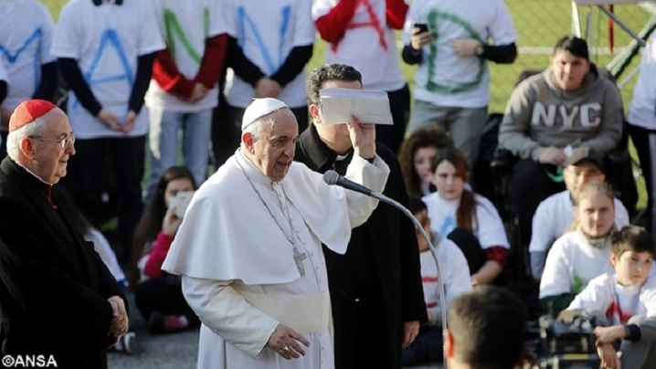 Papa Francisc reia vizitele în parohiile romane