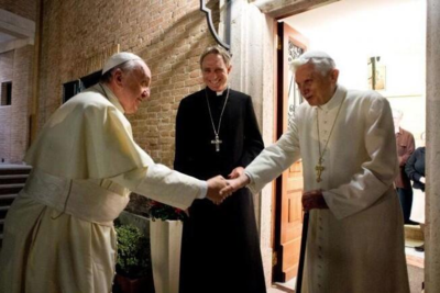 FOTO: Papa Francisc l-a vizitat pe predecesorul său cu ocazia Crăciunului