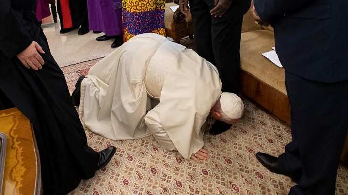 VIDEO: Pentru a pune capăt unui război ce a făcut 400 000 de victime, Papa Francisc a sărutat picioarele unor demnitari