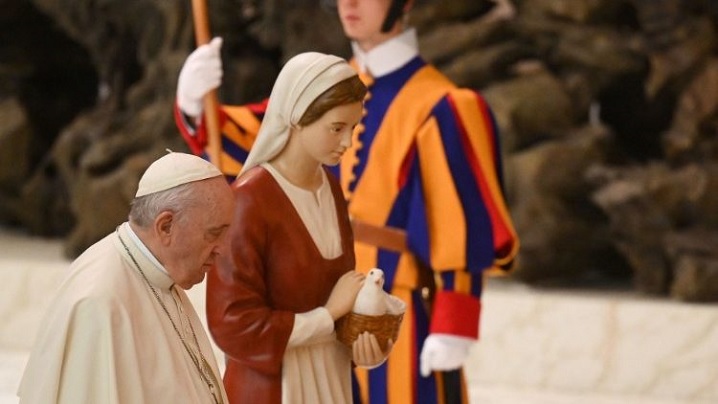 Papa: Să nu îngăduim ca sărbătoarea Nașterii Domnului să fie poluată de consumism și indiferență