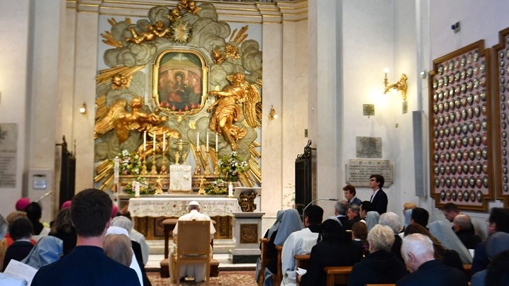 Papa Francisc se roagă Fecioarei Maria a Divinei Iubiri