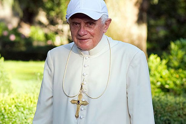 Benedict XVI a făcut  o scurtă ieşire la Castel Gandolfo