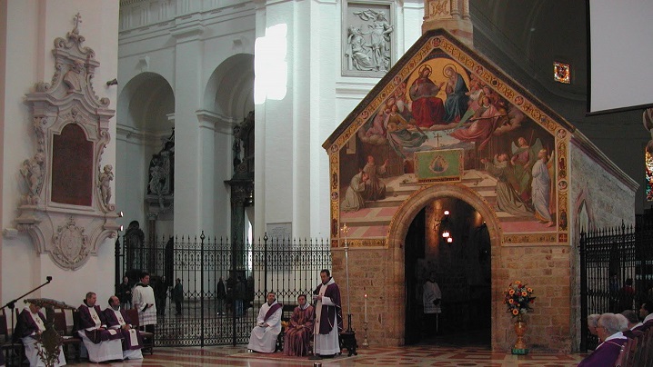 Papa la Porţiuncula, într-un pelerinaj simplu dar semnificativ în Anul Sfânt al Milostivirii