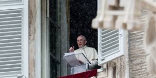 Papa Francisc le dăruiește credincioșilor o ediție de buzunar a Evangheliilor   