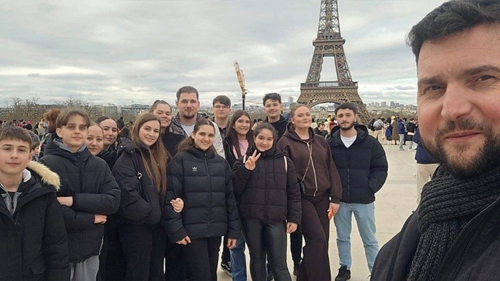 La slujba papei de la Paris, o româncă duce la altar darurile euharistice [AUDIO]