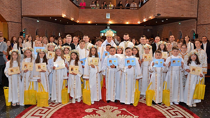 FOTO: Prima Împărtățanie solemnă în comunitatea greco-catolică română din Paris