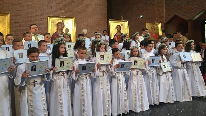 FOTO: Prima Împărtăşanie solemnă în comunitatea greco-catolică română din Paris