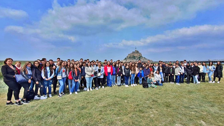 FOTO: Peste 100 de tineri greco-catolici români în pelerinaj la Mont Saint Michel