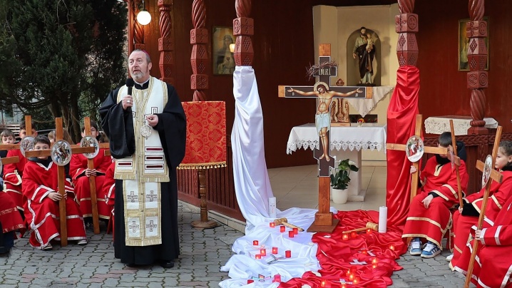 PF Claudiu, alături de copii la Calea Crucii de la Mănăstirea „Sfânta Macrina” din Cluj-Napoca