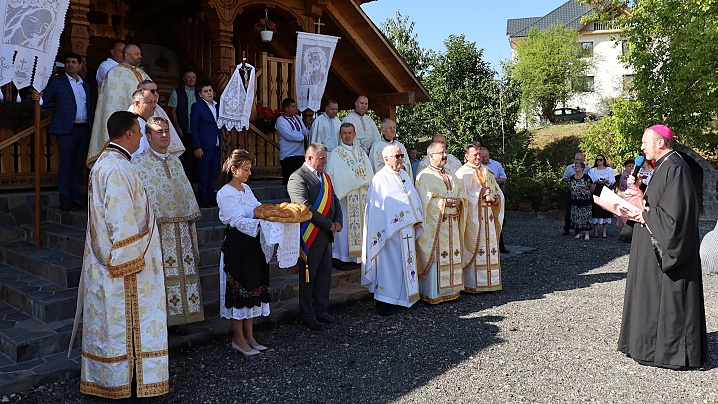 PF Claudiu în mijlocul credincioșilor din Parohia Mesteacăn