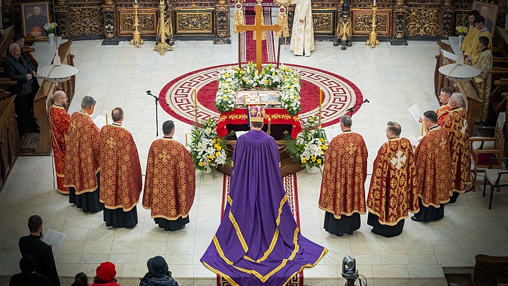 Vinerea Mare în Catedrala Blajului: rugăciune, reculegere și speranță în lumina Crucii