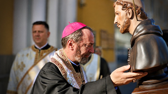 Sfântul Francisc a ajuns la Cluj: relicvele, primite în catedrală de PF Claudiu