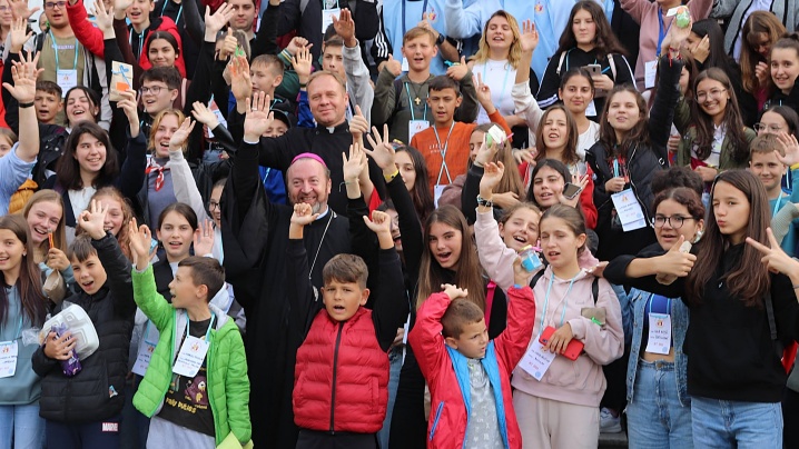 Arhiepiscopul care crede în tineri