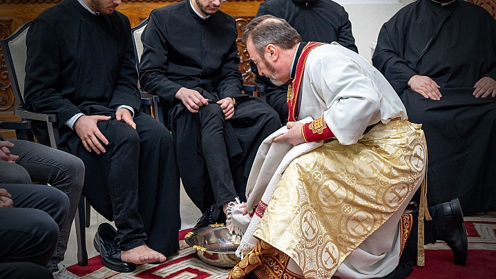 Lecția smereniei în Joia Mare – slujire și Euharistie în inima Catedralei Blajului