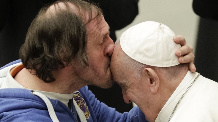 Povestea lui Philippe, actorul cu handicap care l-a sărutat pe frunte pe Sfântul Părinte