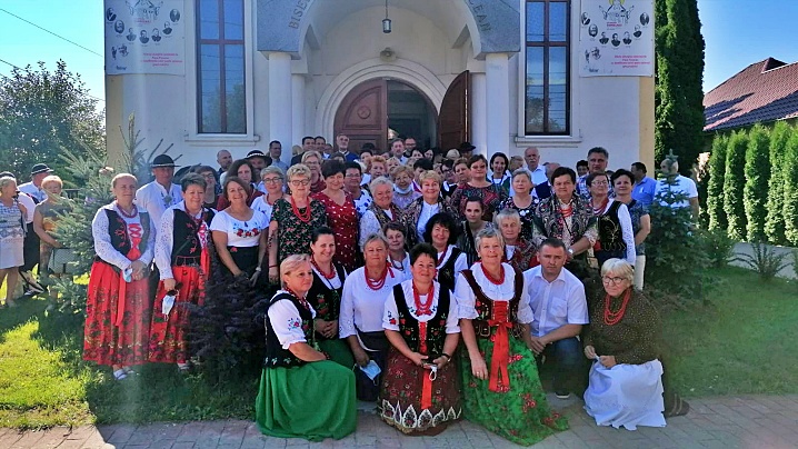 FOTO/VIDEO: Polonezi de pe meleagurile Sfântului Ioan Paul al II-lea la Beclean