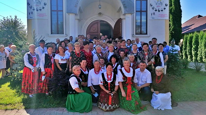 FOTO/VIDEO: Polonezi de pe meleagurile Sfântului Ioan Paul al II-lea la Beclean