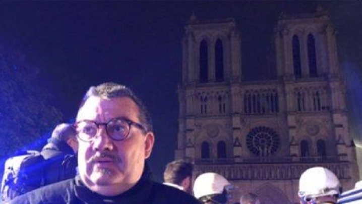 Notre Dame: Preotul-pompier intră în catedrala invadată de flăcări pentru a salva coroana de spini a lui Isus