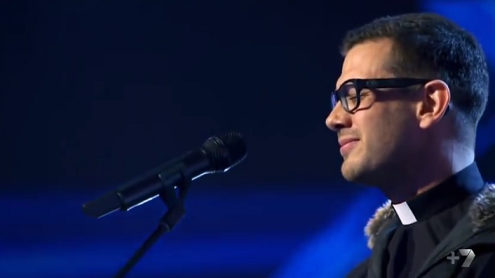 VIDEO: Un preot a uimit juriul de la X Factor