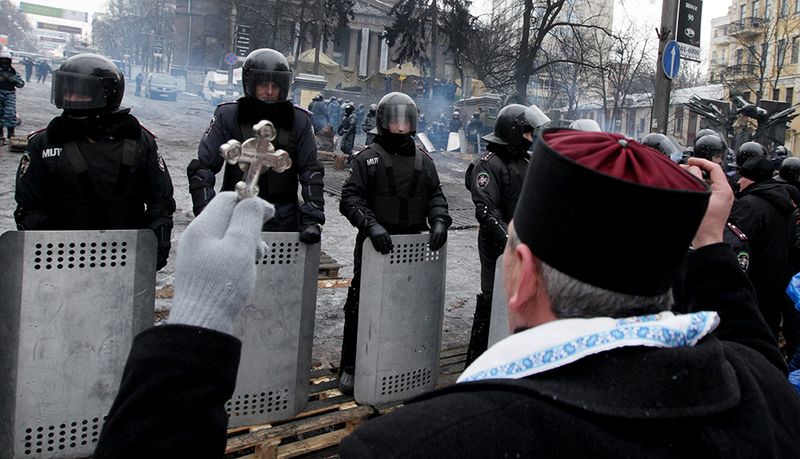 UCRAINA: de ce au rămas preoții alături de manifestanți în Piața Maidan?