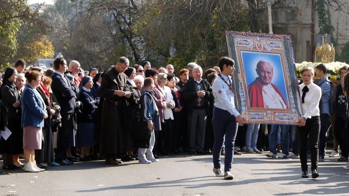 Procesiunea cu relicva Sfântului Ioan Paul al II-lea pe străzile capitalei