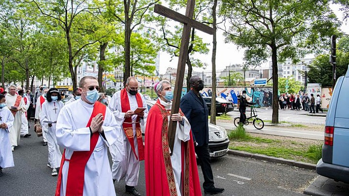 Paris: Anchetă pentru „violență deliberată” după atacul asupra unei procesiuni catolice