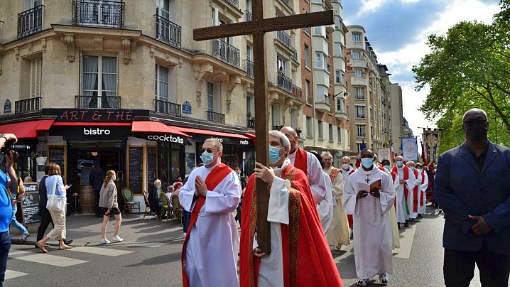 VIDEO: Procesiune în memoria martirilor atacată de extremiști, la Paris