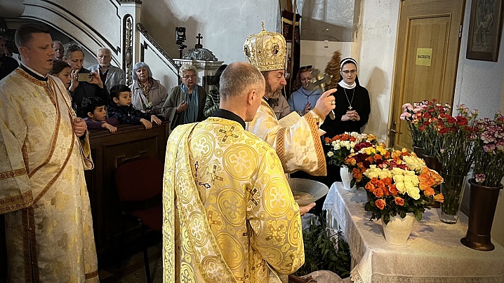 Flori binecuvântate în Duminica Floriilor, în numele lui Cristos, în Catedrala din Cluj